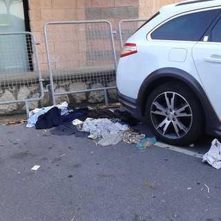 Sanremo: sporcizia nel parcheggio comunale a monte di Portosole, la segnalazione di un lettore Sanremo: sporcizia nel parcheggio comunale a monte di Portosole, la segnalazione di un lettore