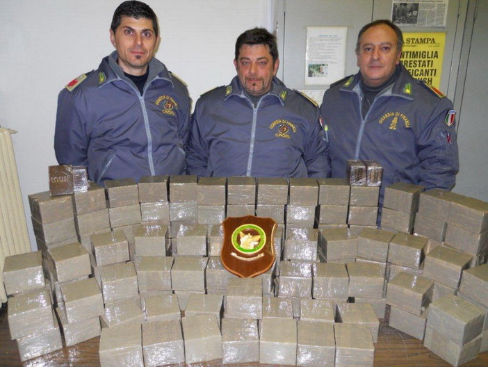 Ventimiglia: maxi sequestro di hashish, la Finanza blocca corriere con 150kg di droga Ventimiglia: maxi sequestro di hashish, la Finanza blocca corriere con 150kg di droga