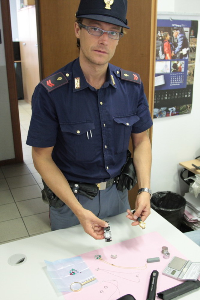 Sanremo: sequestrati diversi gioielli, la polizia sospetta che possano essere stati rubati Sanremo: sequestrati diversi gioielli, la polizia sospetta che possano essere stati rubati