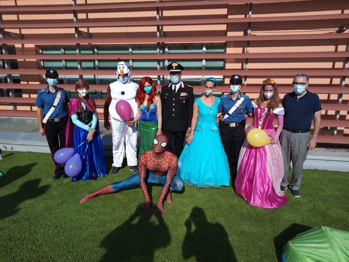 Imperia: principesse, supereroi e carabinieri in visita ai bambini ricoverati Imperia: principesse, supereroi e carabinieri in visita ai bambini ricoverati