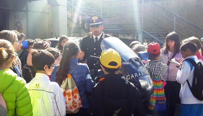 Sanremo: gli alunni della scuola elementare Scaini in visita alla caserma dei Carabinieri Sanremo: gli alunni della scuola elementare Scaini in visita alla caserma dei Carabinieri
