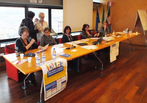 Dopo Pechino... da ovest verso Expo 2015. Gli Stati Generali delle donne visti dal farwestliguria Dopo Pechino... da ovest verso Expo 2015. Gli Stati Generali delle donne visti dal farwestliguria