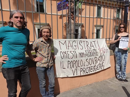 Imperia, sit-in di protesta in Tribunale dell'associazione 'Governo del popolo Aps': "La giustizia corrotta va punita" (foto) Imperia, sit-in di protesta in Tribunale dell'associazione 'Governo del popolo Aps': "La giustizia corrotta va punita" (foto)