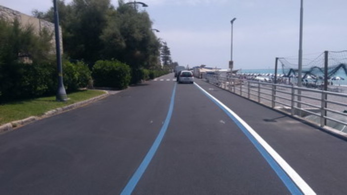Bordighera: mercatini e lungomare gremito, ma lamentele a causa di bici veloci e insidiose