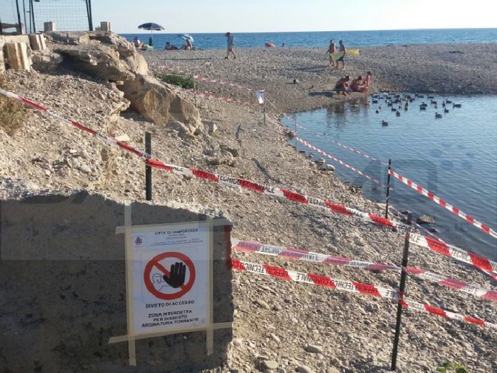 Camporosso: scogliera pericolante alla foce del Torrente Nervia sotto l'ex Bar A Onda, l'Amministrazione chiede l'intervento della Provincia Camporosso: scogliera pericolante alla foce del Torrente Nervia sotto l'ex Bar A Onda, l'Amministrazione chiede l'intervento della Provincia