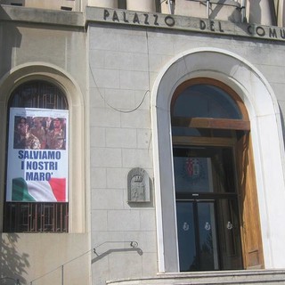 Imperia: esposto striscione per i due marò a Palazzo Civico, i ringraziamenti de La Destra al sindaco