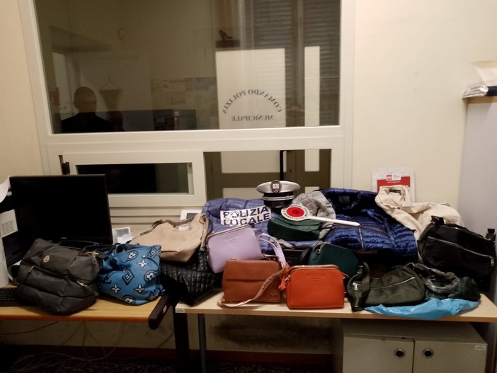 Contrasto al commercio abusivo, la polizia locale di Diano Marina sequestra merce contraffatta