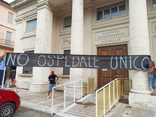 "No all'ospedale unico": striscione di protesta davanti all'istituto Barellai di Costarainera (Foto e video)