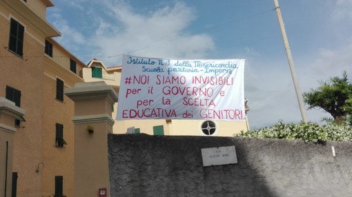 Imperia: &quot;Noi invisibili per il governo&quot;, spunta uno striscione di protesta davanti all'Istituto NS della Misericordia di via Verdi