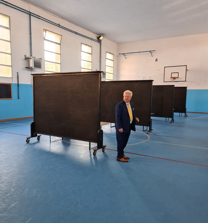 Ventimiglia: sopralluogo del sindaco Scullino alla nuova unità di vaccinazione presso la palestra ex GIL (Foto)