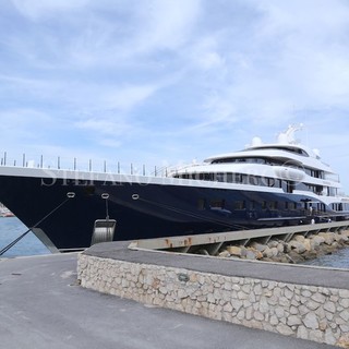 Sanremo: lo yacht extralusso Symphony si prepara a lasciare Portosole, una nave unica che appartiene all'uomo più ricco di Francia