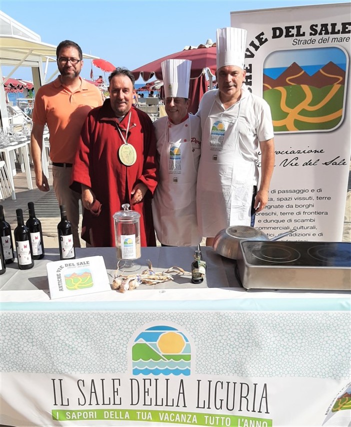 Imperia: con “Spiagge didattiche” le eccellenze dell’enogastronomia sono sotto l’ombrellone (galleria fotografica)