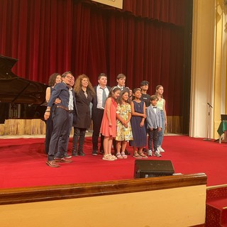 Nella foto di gruppo gli allievi insieme ai direttori Marco Zaccaria e Gabriella Massa e all'attrice Barbara Buscaglia Nella foto di gruppo gli allievi insieme ai direttori Marco Zaccaria e Gabriella Massa e all'attrice Barbara Buscaglia