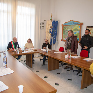 Triora: dopo l'arresto del sindaco Di Fazio, la minoranza consiglia alla maggioranza di valutare le dimissioni e abbandona l'assise (Foto e Video)