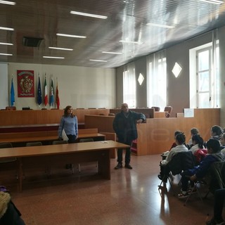 Ventimiglia: le Scuole Biancheri in visita al Palazzo Comunale, ad accoglierli l’Assessore Nesci e il consigliere Ferrari