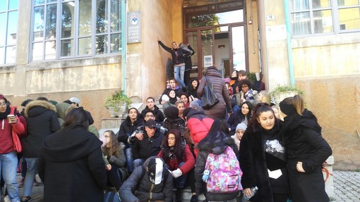 Imperia: freddo nelle aule dell'Artistico. Gli studenti escono fuori dalla scuola "Temperature di 15 gradi" Imperia: freddo nelle aule dell'Artistico. Gli studenti escono fuori dalla scuola "Temperature di 15 gradi"