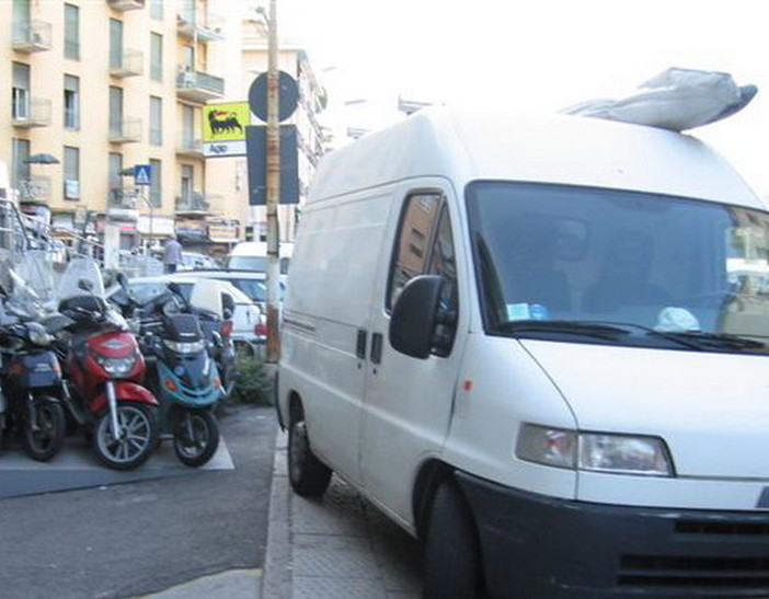 Sanremo: mezzi parcheggiati e disordine nell'ex area Agip in via Agosti, la lamentela con foto di un lettore Sanremo: mezzi parcheggiati e disordine nell'ex area Agip in via Agosti, la lamentela con foto di un lettore