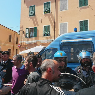 Imperia: 10 convocati in Questura per aver lanciato uova e carta igienica al leader della Lega Salvini