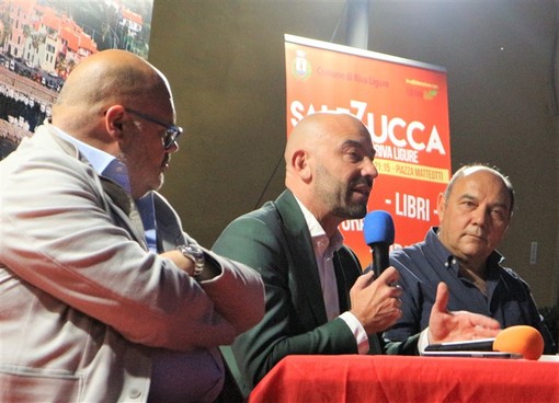 Riva Ligure, “Sale in Zucca”: grandi applausi per Matteo Bassetti e partenza con il botto per la rassegna promossa dal Comune di Riva Ligure. Riva Ligure, “Sale in Zucca”: grandi applausi per Matteo Bassetti e partenza con il botto per la rassegna promossa dal Comune di Riva Ligure.