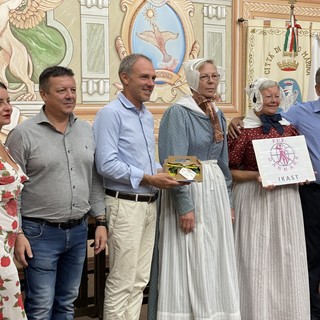 Festival del Folklore a Diano Marina: scambio di doni in Comune