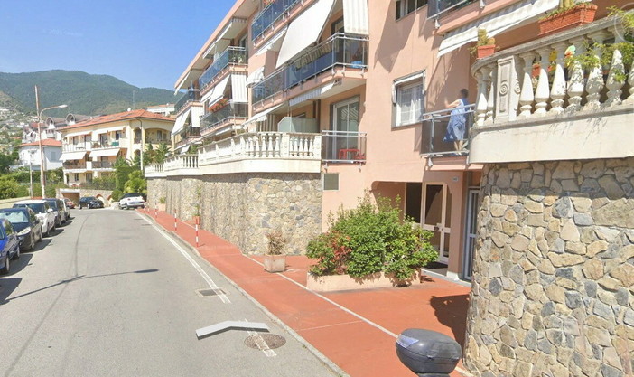 Sanremo, "Bidoni mai consegnati e rifiuti in strada”: un residente denuncia i disservizi di Amaie Energia