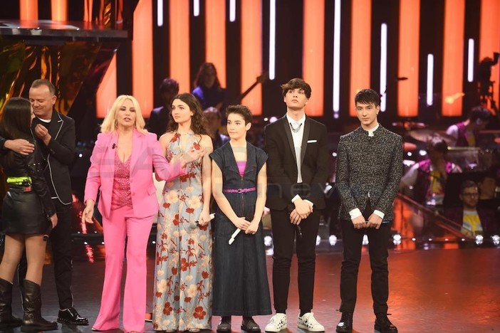 Ieri sera la semifinale di 'Sanremo Young': in finale vanno Eden, Kimono, Tecla Insolia e Giuseppe Ciccarese (Foto) Ieri sera la semifinale di 'Sanremo Young': in finale vanno Eden, Kimono, Tecla Insolia e Giuseppe Ciccarese (Foto)