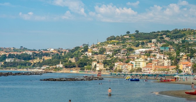 Taggia, scatta il divieto di balneazione su tutto il litorale: analisi oltre i limiti, il sindaco firma la nuova ordinanza Taggia, scatta il divieto di balneazione su tutto il litorale: analisi oltre i limiti, il sindaco firma la nuova ordinanza