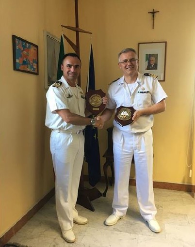 Scambio di doni questa mattina tra Nave Italia e Capitaneria di Porto di Imperia