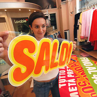 Scattano oggi in tutta la provincia i 'Saldi', clienti pronti alla ricerca del 'buon affare'
