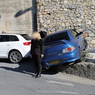 Ventimiglia: sbaglia la curva in via Biancheri e sale sul muretto, disavventura per una guidatrice francese