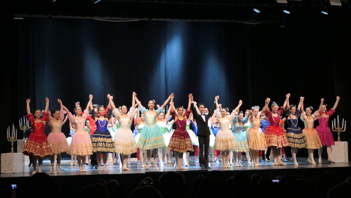 Vallecrosia: oltre 300 persone allo show di danza per finanziare l'acquisto di un'automedica per la Croce Azzurra Vallecrosia: oltre 300 persone allo show di danza per finanziare l'acquisto di un'automedica per la Croce Azzurra