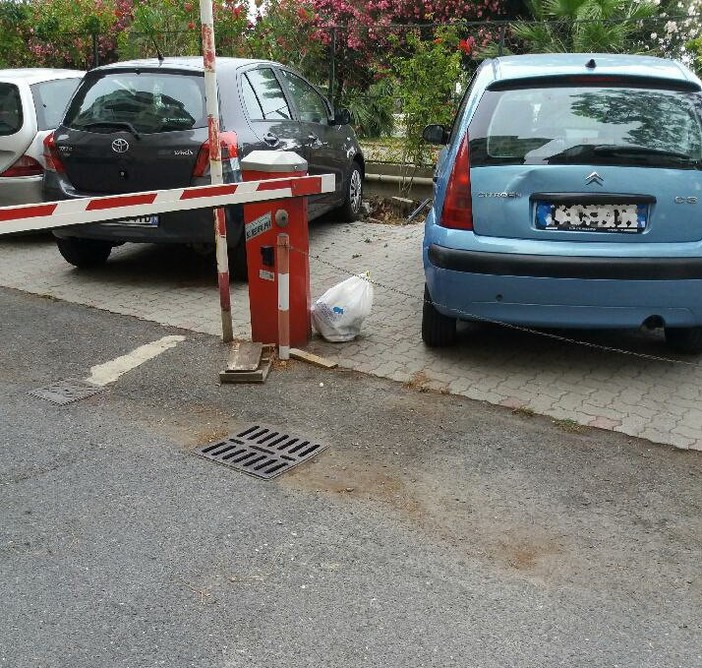 Sanremo: sacchetti dei rifiuti abbandonati per strada, la segnalazione di una lettrice Sanremo: sacchetti dei rifiuti abbandonati per strada, la segnalazione di una lettrice