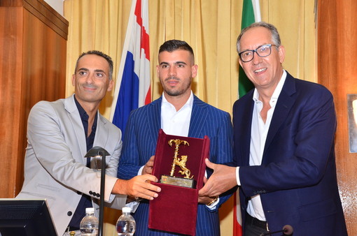 Sanremo: il calciatore juventino Stefano Sturaro omaggiato con il Leone simbolo della città (FOTO e VIDEO)