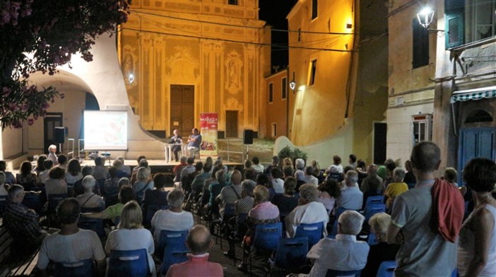 Sale in Zucca: Alfredo Moreschi e i fiori della pista ciclabile conquistano il pubblico di Riva Ligure Sale in Zucca: Alfredo Moreschi e i fiori della pista ciclabile conquistano il pubblico di Riva Ligure