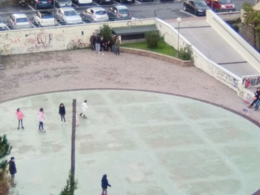 Vallecrosia: sul solettone i bambini giocano a pochi metri da ubriachi e sbandati, i residenti insorgono