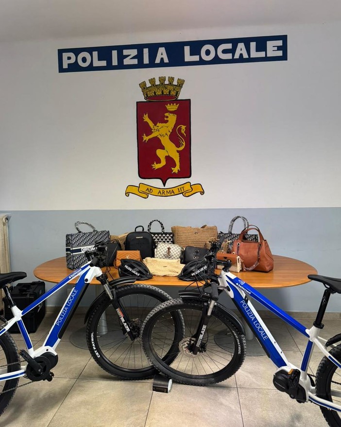 Ventimiglia, contrasto al commercio abusivo sulle spiagge: borse sequestrate dagli agenti in e-bike