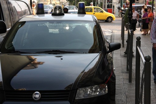 Sanremo: caccia a un magrebino e una romena che cercano di farsi aprire dagli anziani spacciandosi per controllori Sanremo: caccia a un magrebino e una romena che cercano di farsi aprire dagli anziani spacciandosi per controllori