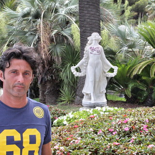 Sanremo: rovinata la statua della primavera, Moroni "Hanno violentato uno dei simboli della città. Sono delle teste di c..."