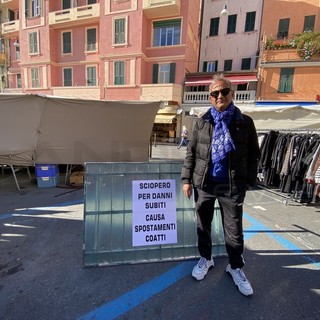 Ambulante sciopera al Mercato di Sanremo contro lo spostamento del banco, "Problema non solo mio, siamo pronti ad andare per vie legali"