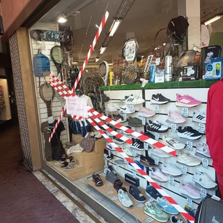 Bordighera, ignoti danneggiano le vetrine di Sporting Vip: "E' la seconda volta in tre mesi che subiamo grossi danni, servono maggiori controlli" (Foto)