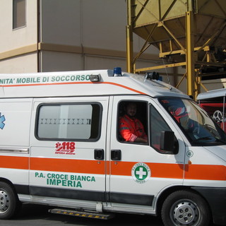 Imperia: 58enne finisce fuori strada per un colpo di sonno