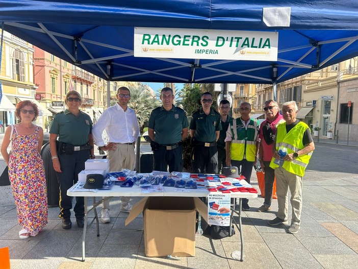 Per una Sanremo più pulita, Rangers ed Enpa distribuiscono bottigliette e contenitori per deiezioni canine e mozziconi (Foto e video) Per una Sanremo più pulita, Rangers ed Enpa distribuiscono bottigliette e contenitori per deiezioni canine e mozziconi (Foto e video)