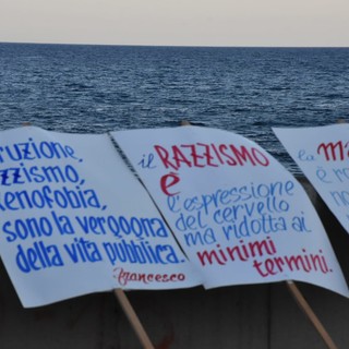 Sanremo, le 'Sardine ponentine' a Pian di Nave per l'evento ‘20 shoes against racism’ (foto)