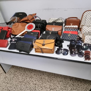 Sanremo: polizia locale sequestra merce contraffatta intorno al mercato ambulante