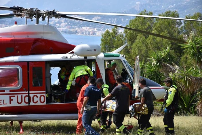 Ventimiglia: migrante travolto da un treno in località La Mortola. E' vivo. Soccorsi in atto e traffico ferroviario bloccato Ventimiglia: migrante travolto da un treno in località La Mortola. E' vivo. Soccorsi in atto e traffico ferroviario bloccato