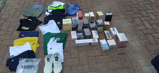 Vallecrosia, la polizia municipale ha sequestrato abbigliamento e profumi contraffatti (foto) Vallecrosia, la polizia municipale ha sequestrato abbigliamento e profumi contraffatti (foto)