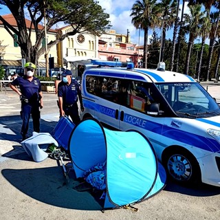Diano Marina, controlli anti-Covid della Polizia Municipale: sgomberata la spiaggia e sequestrati ombrelloni e asciugamani (Foto)