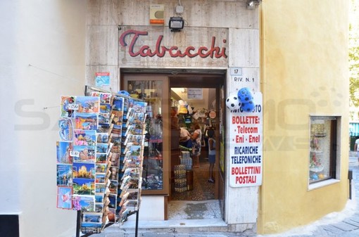 Sanremo: il Parroco di San Siro fa rimuovere la cassetta delle lettere dalla piazza, ma scatta subito la protesta dei residenti e commercianti della zona