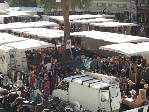 Sanremo: città strapiena e buoni affari per il mercato ma i commercianti sono preoccupati per il 'Black Friday' Sanremo: città strapiena e buoni affari per il mercato ma i commercianti sono preoccupati per il 'Black Friday'