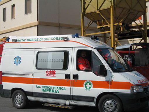 Imperia: 58enne finisce fuori strada per un colpo di sonno